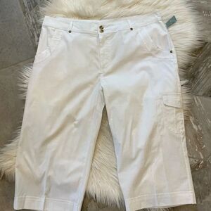 Hillary’s Hanson NWT 14 white cotton cargo Capri w/side back and cargo pockets
